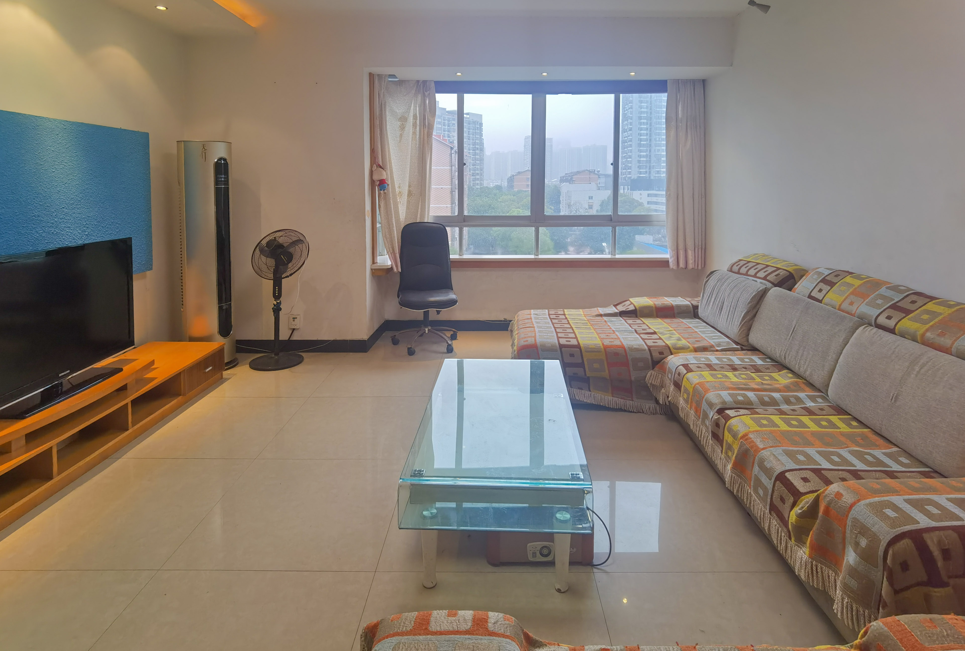 天元农业银行宿舍楼(长江北路散盘里有农行3栋) 2室2厅2卫 69.8万 天元农业银行宿舍楼(长江北路散盘里有农行3栋) 2室2厅2卫 69.8万客厅