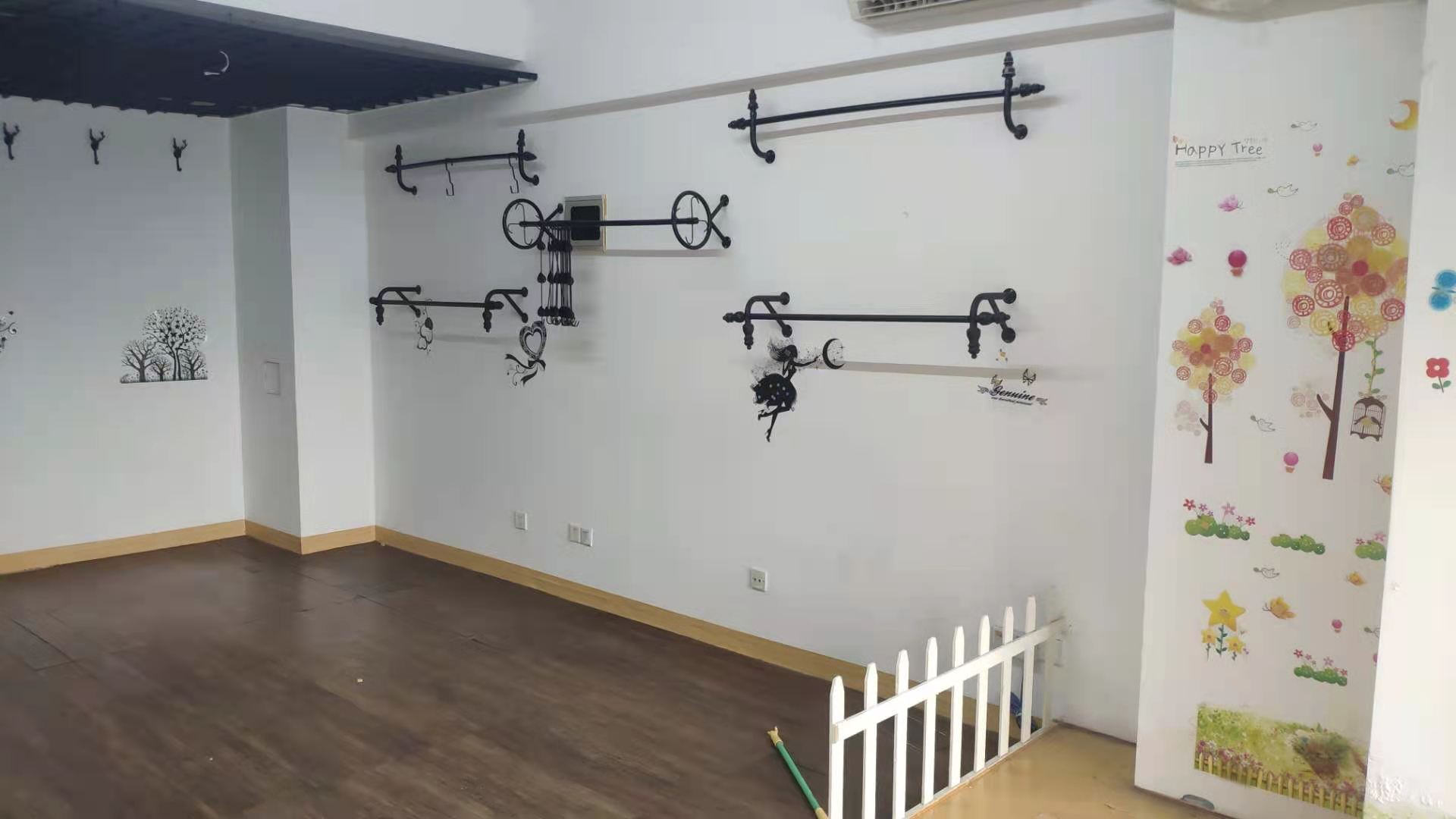 中央商业广场  1室1厅1卫    35.8万 中央商业广场  1室1厅1卫    35.8万客厅