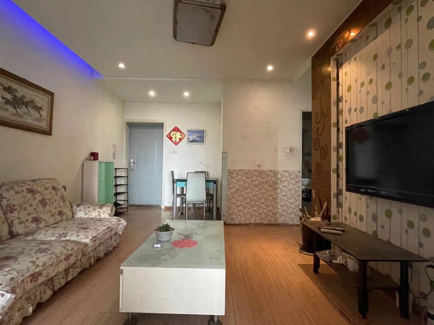 左右小区  2室2厅1卫   63.00万客厅