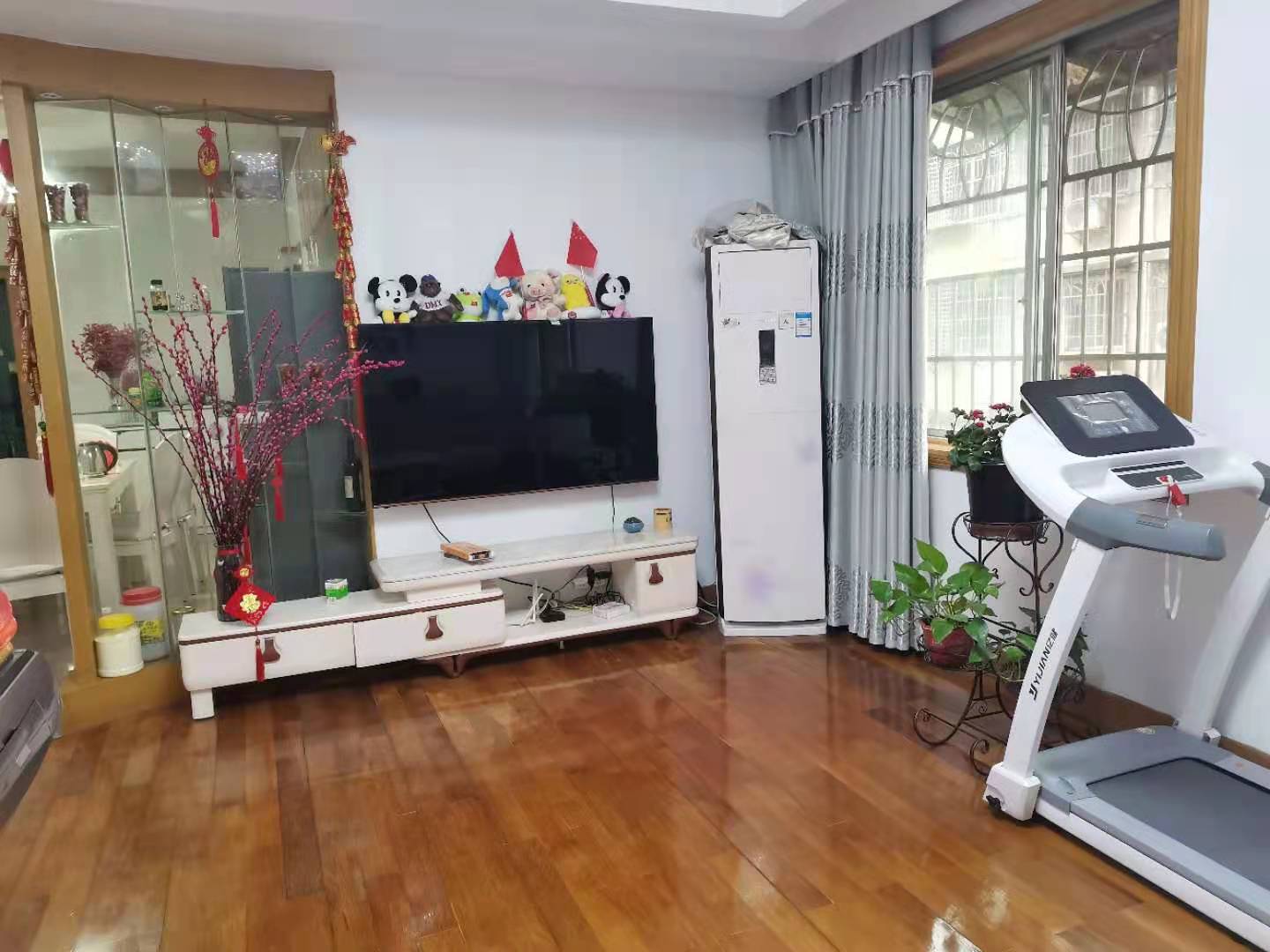 翠塘小区  3室2厅1卫    55.0万 翠塘小区  3室2厅1卫    55.0万客厅