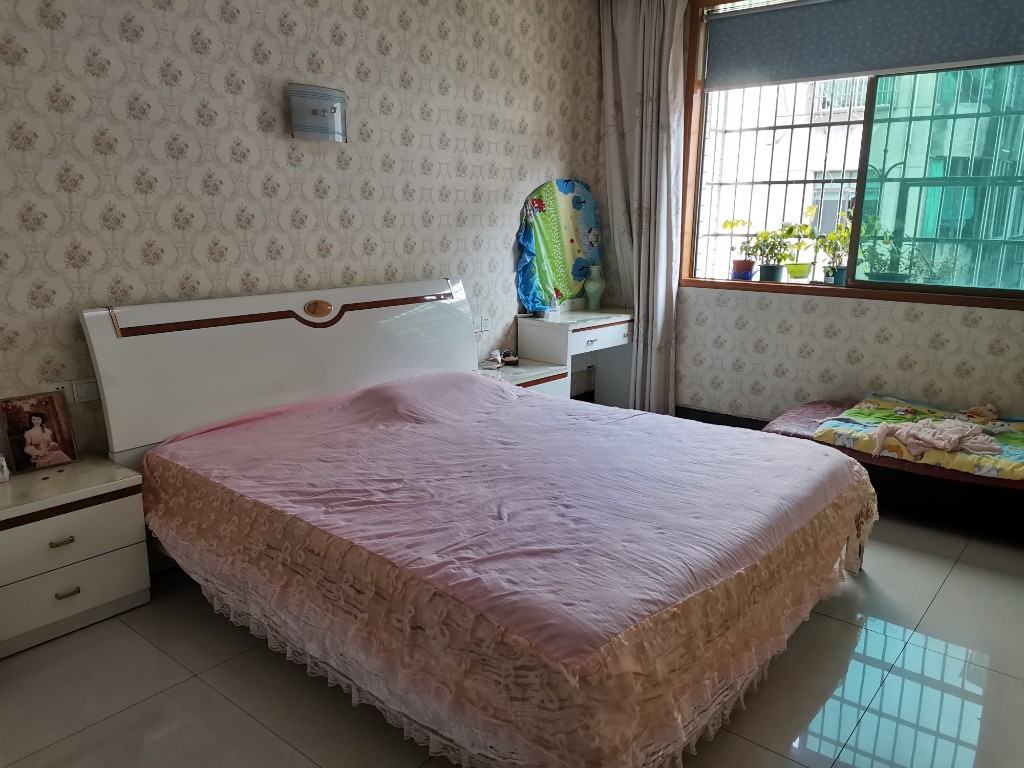 石头铺安置小区  3室2厅2卫    1800.0元/月 石头铺安置小区  3室2厅2卫    1800.0元/月