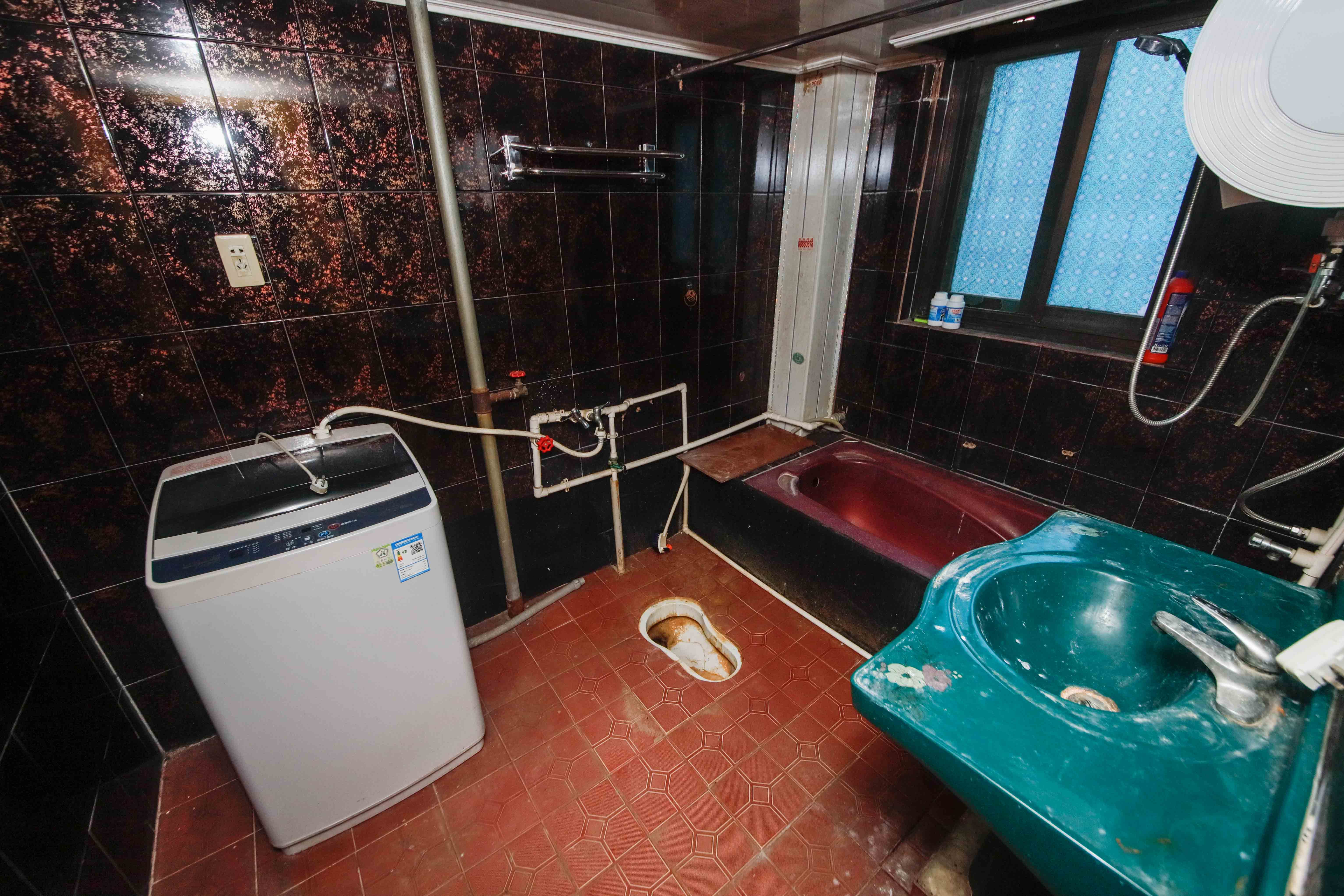 湘华小区  4室2厅2卫   99.80万卫生间