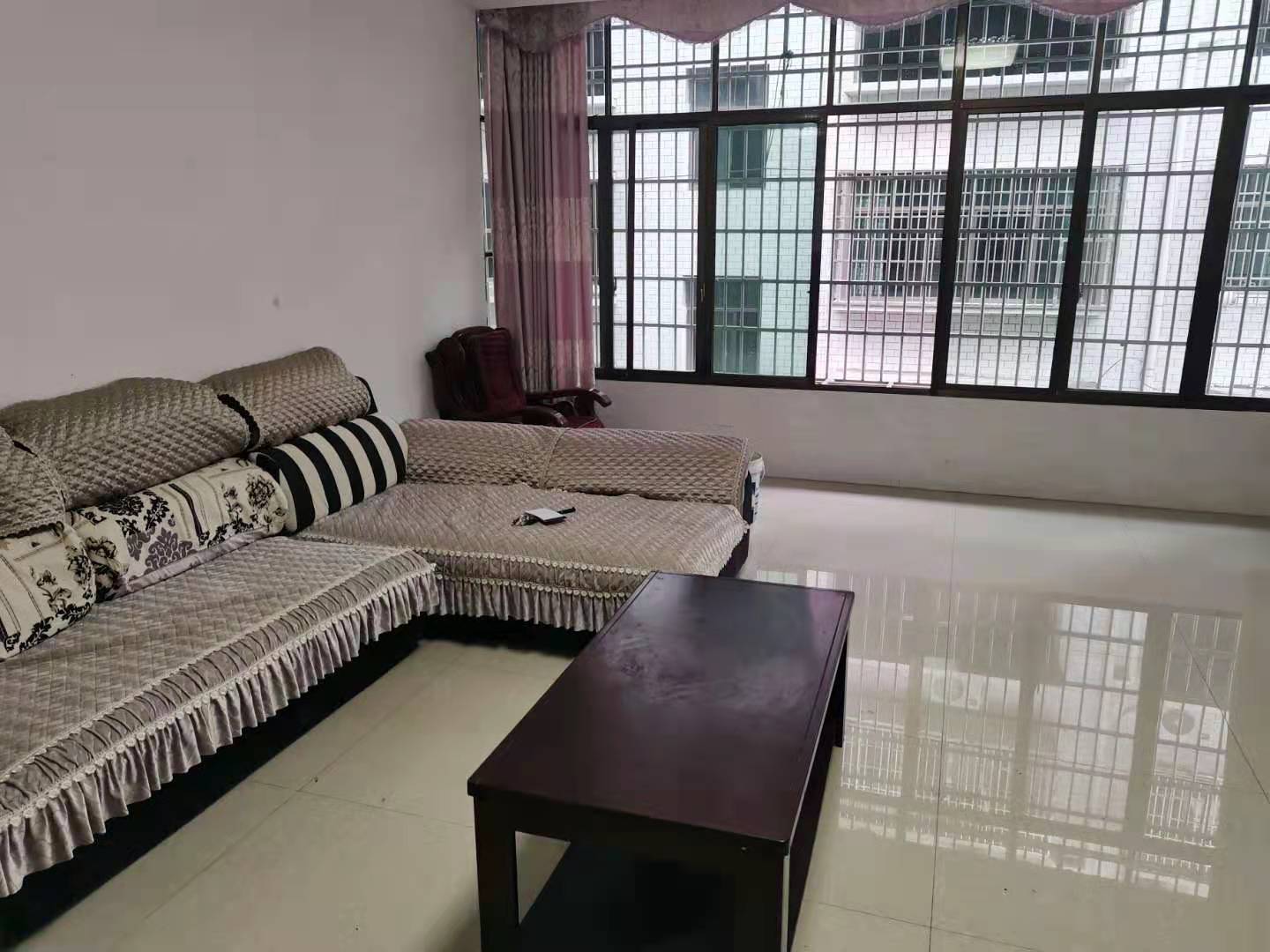 羊舞岭小区  3室2厅2卫    1500.0元/月 羊舞岭小区  3室2厅2卫    1500.0元/月室内图