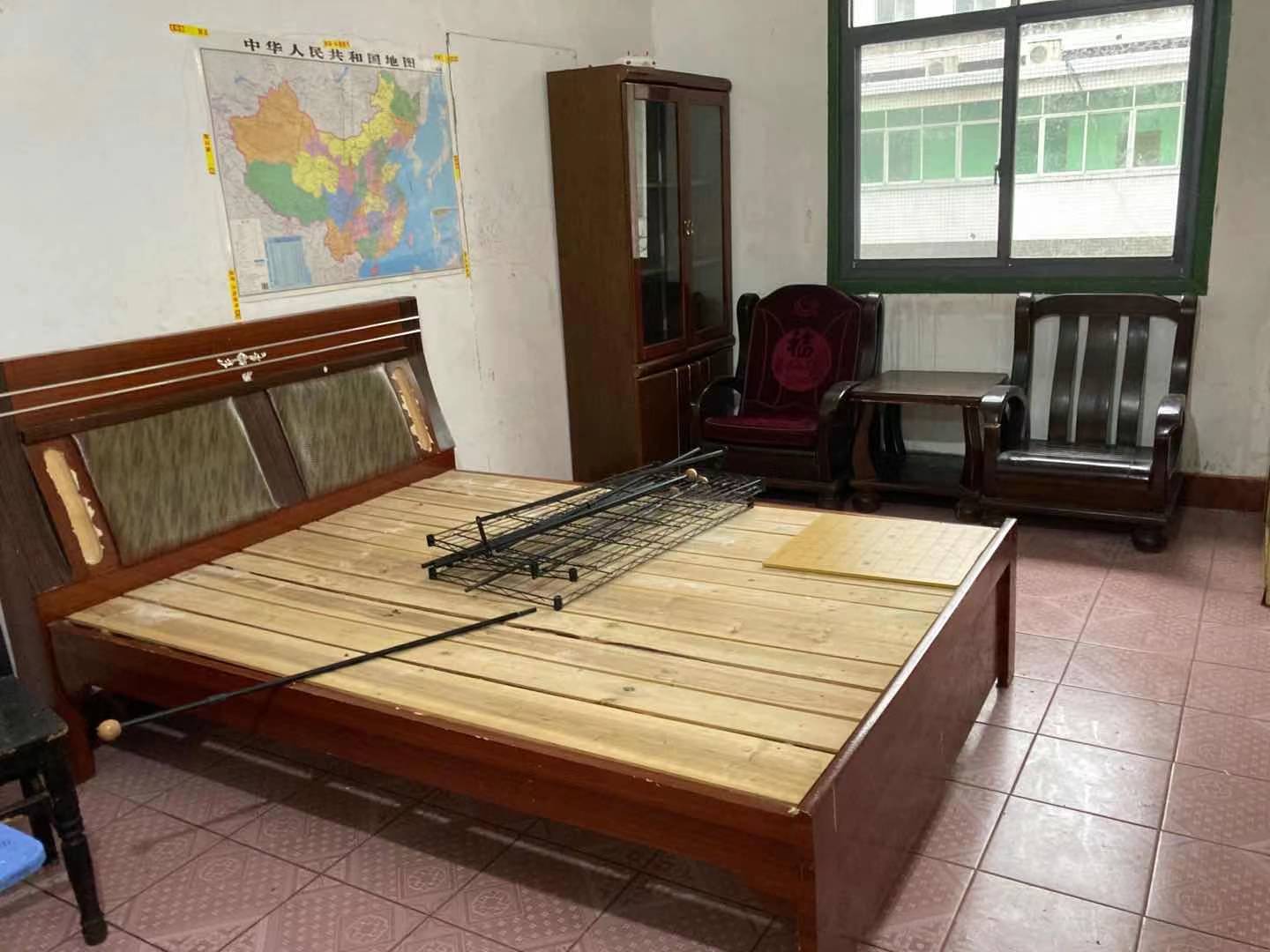 农业银行家属区  3室1厅1卫    33.0万客厅