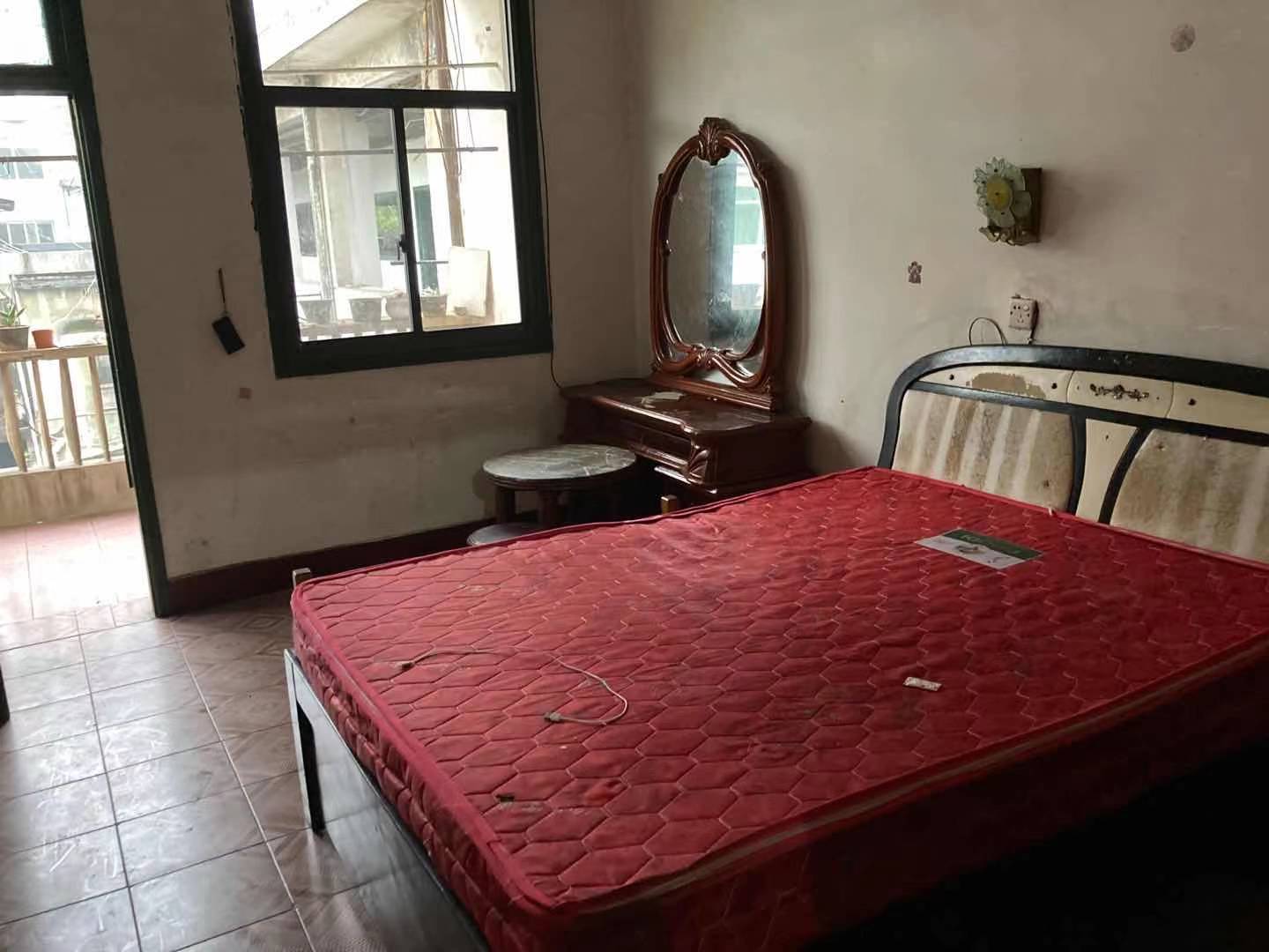 农业银行家属区  3室1厅1卫    33.0万卧室