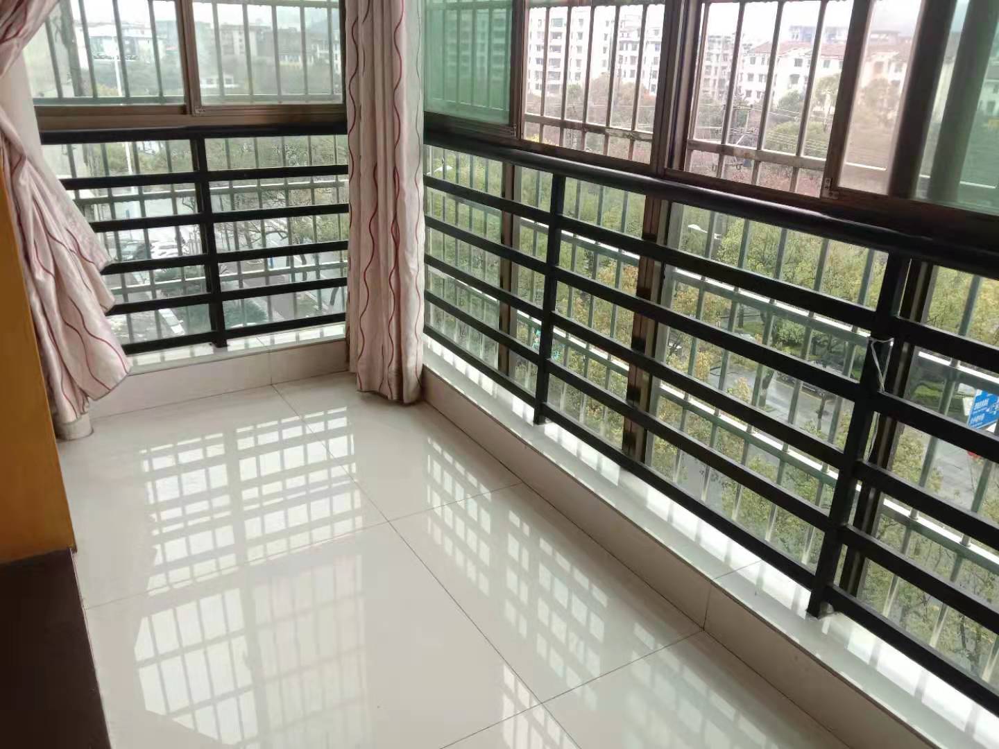 秀水俪园  3室2厅2卫    55.8万阳台