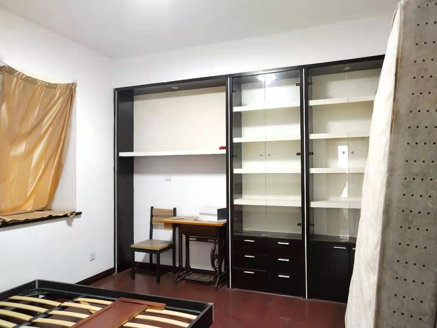 西海龙苑 4室2厅1卫 2600.0元/月 西海龙苑 4室2厅1卫 2600.0元/月室内图