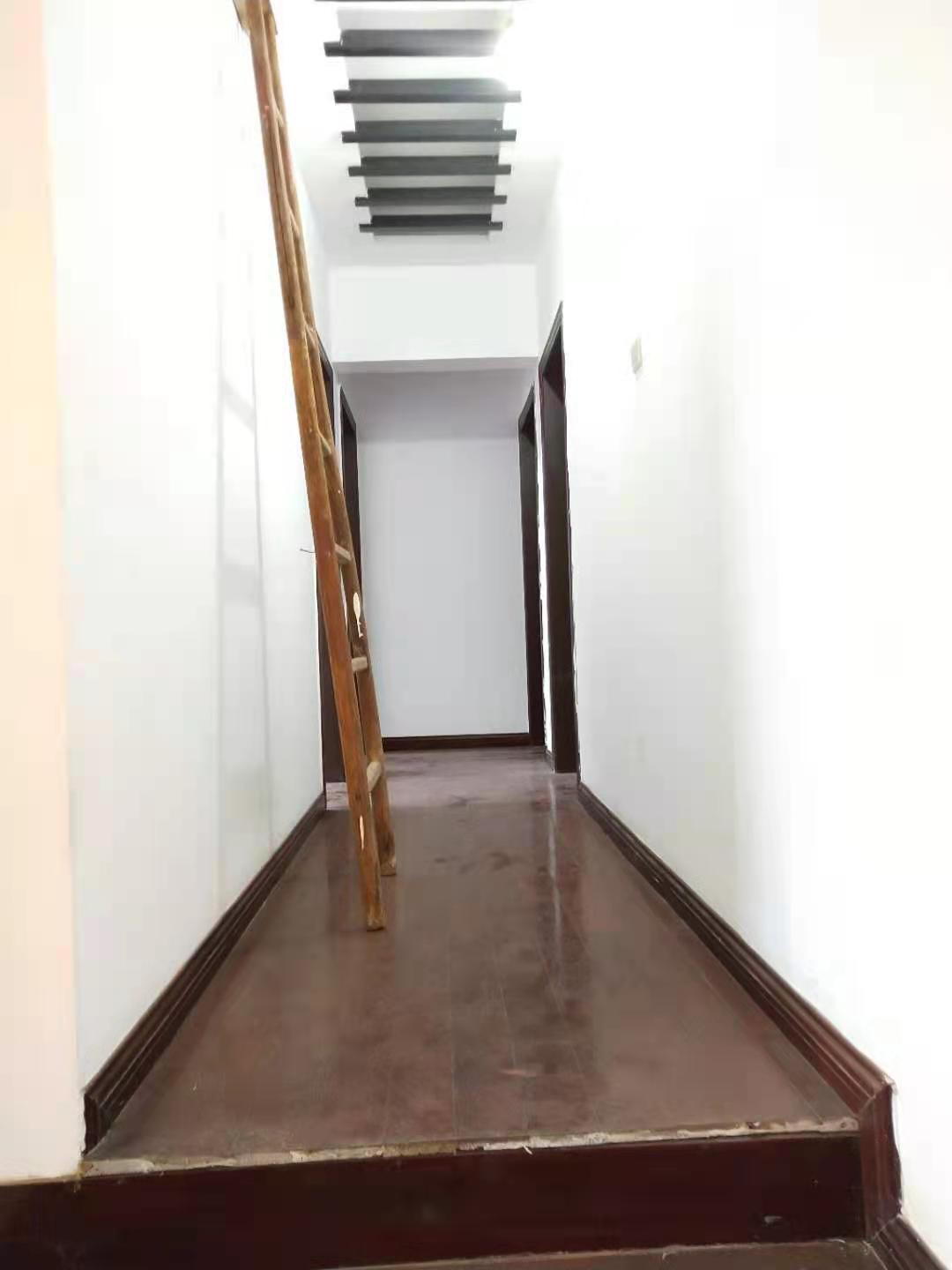 西海龙苑 4室2厅1卫 2600.0元/月 西海龙苑 4室2厅1卫 2600.0元/月室内图