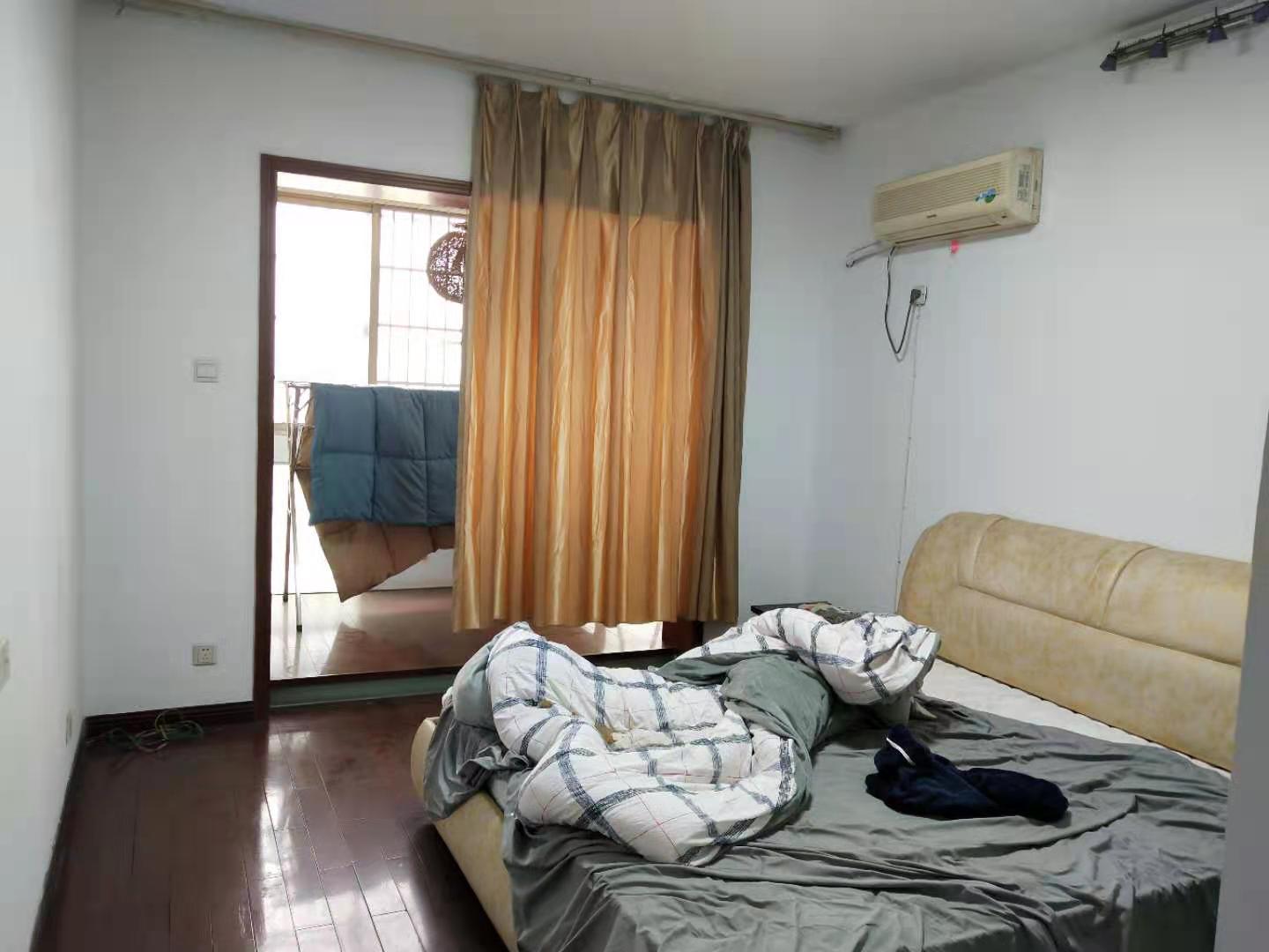 西海龙苑 4室2厅1卫 2600.0元/月 西海龙苑 4室2厅1卫 2600.0元/月室内图