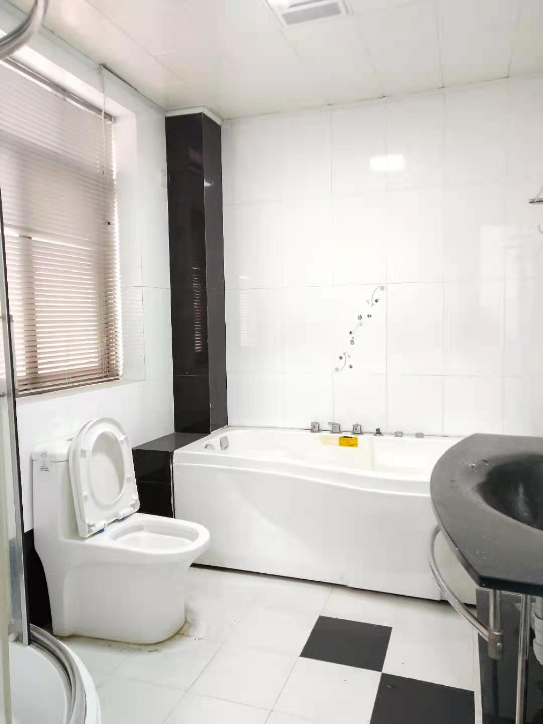 西海龙苑 4室2厅1卫 2600.0元/月 西海龙苑 4室2厅1卫 2600.0元/月室内图