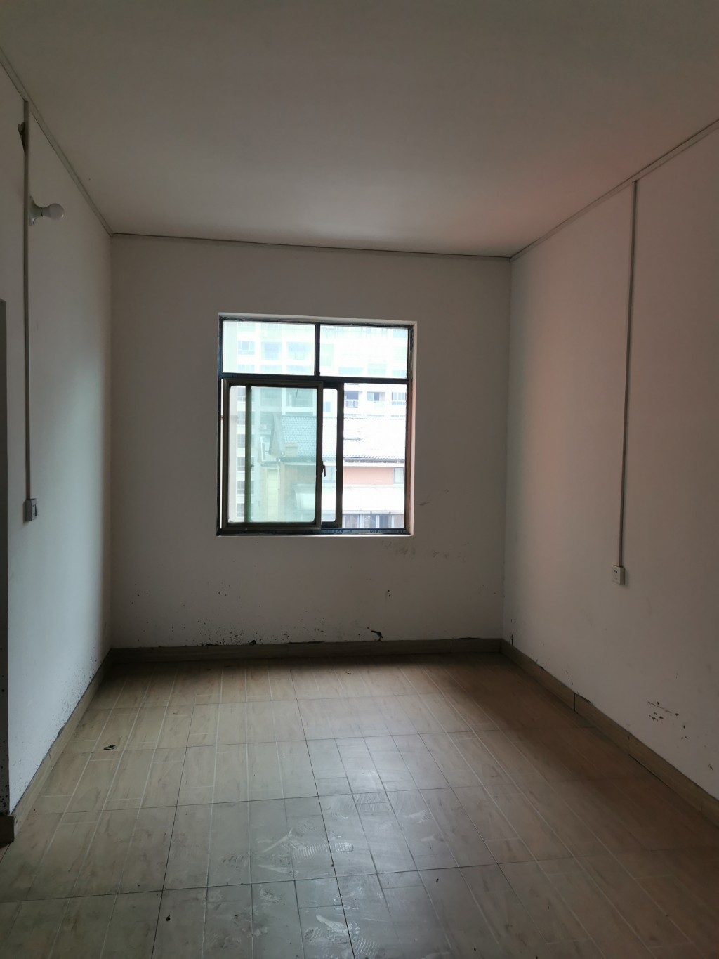 朝阳办事处江金社区  4室2厅2卫    72.8万卧室