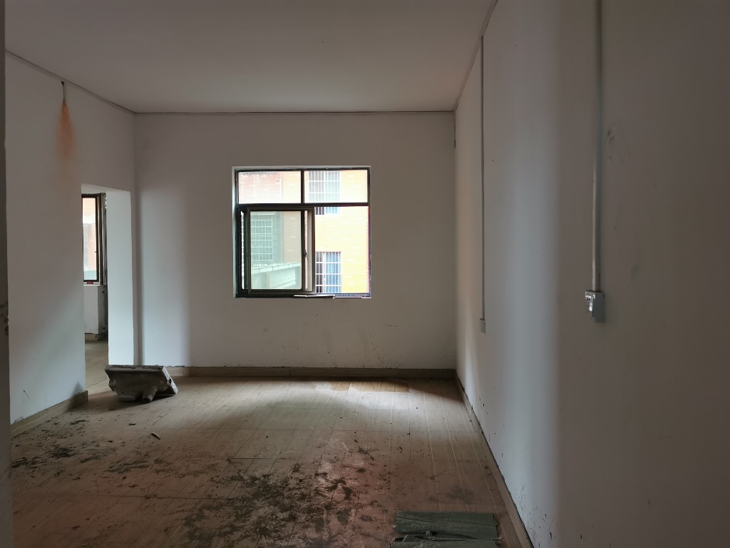 朝阳办事处江金社区  4室2厅2卫    72.8万客厅