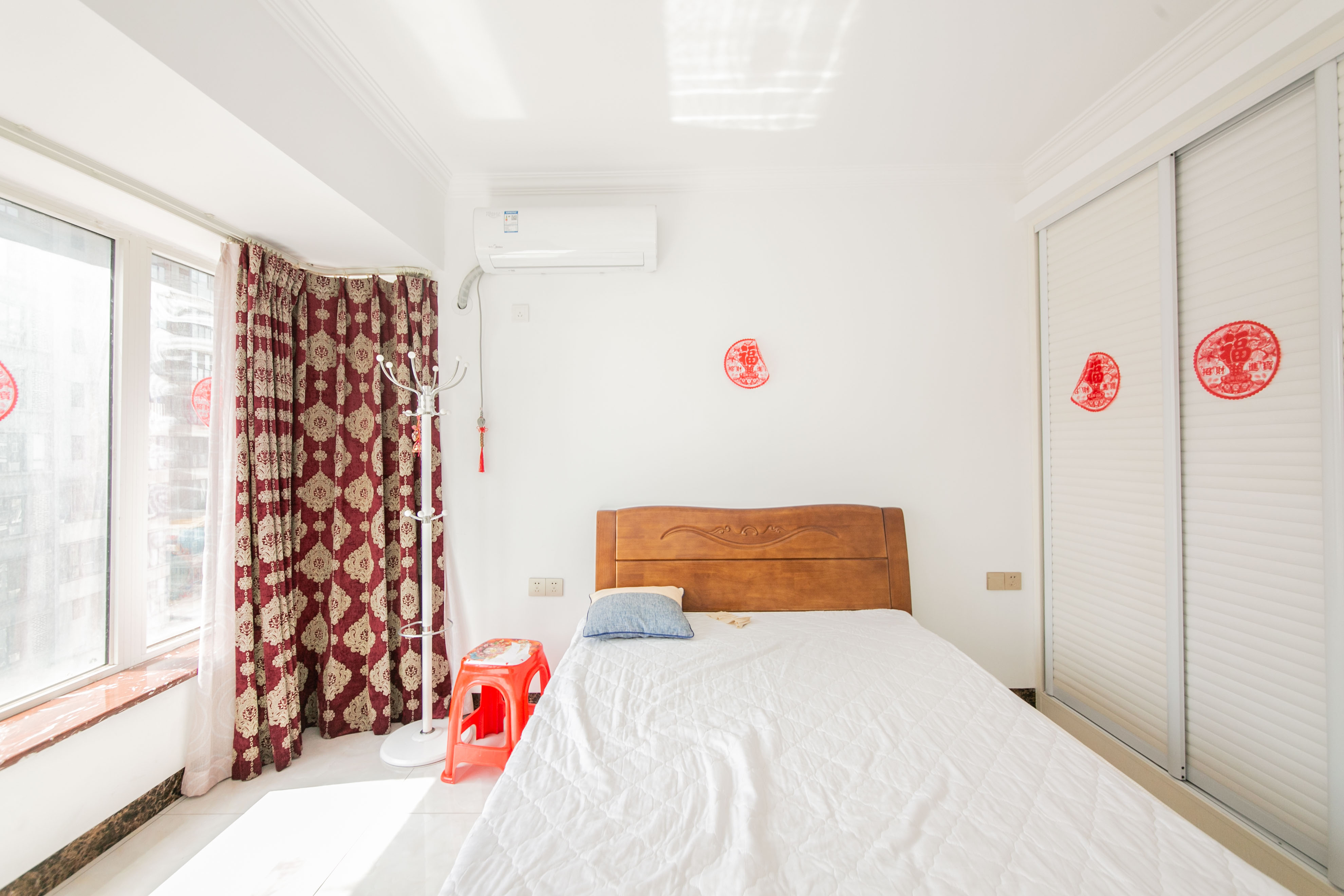 北辰三角洲E3区  3室2厅2卫    200.0万卧室