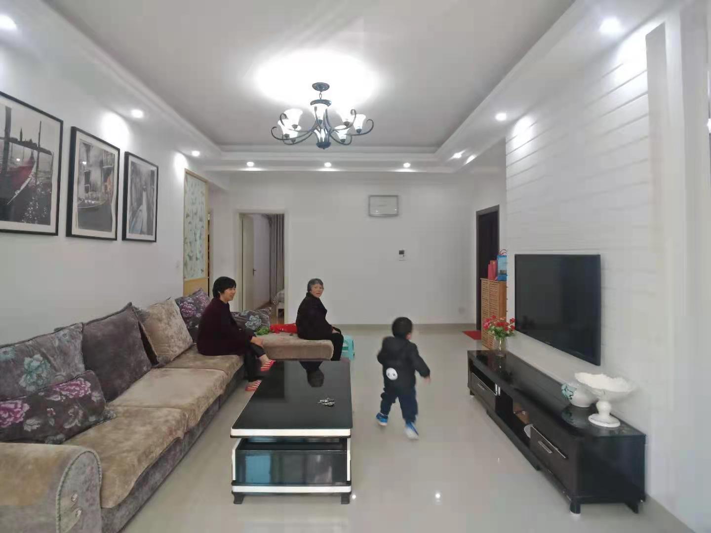 水映豪廷（一，二，三期）  3室2厅2卫   110.00万客厅