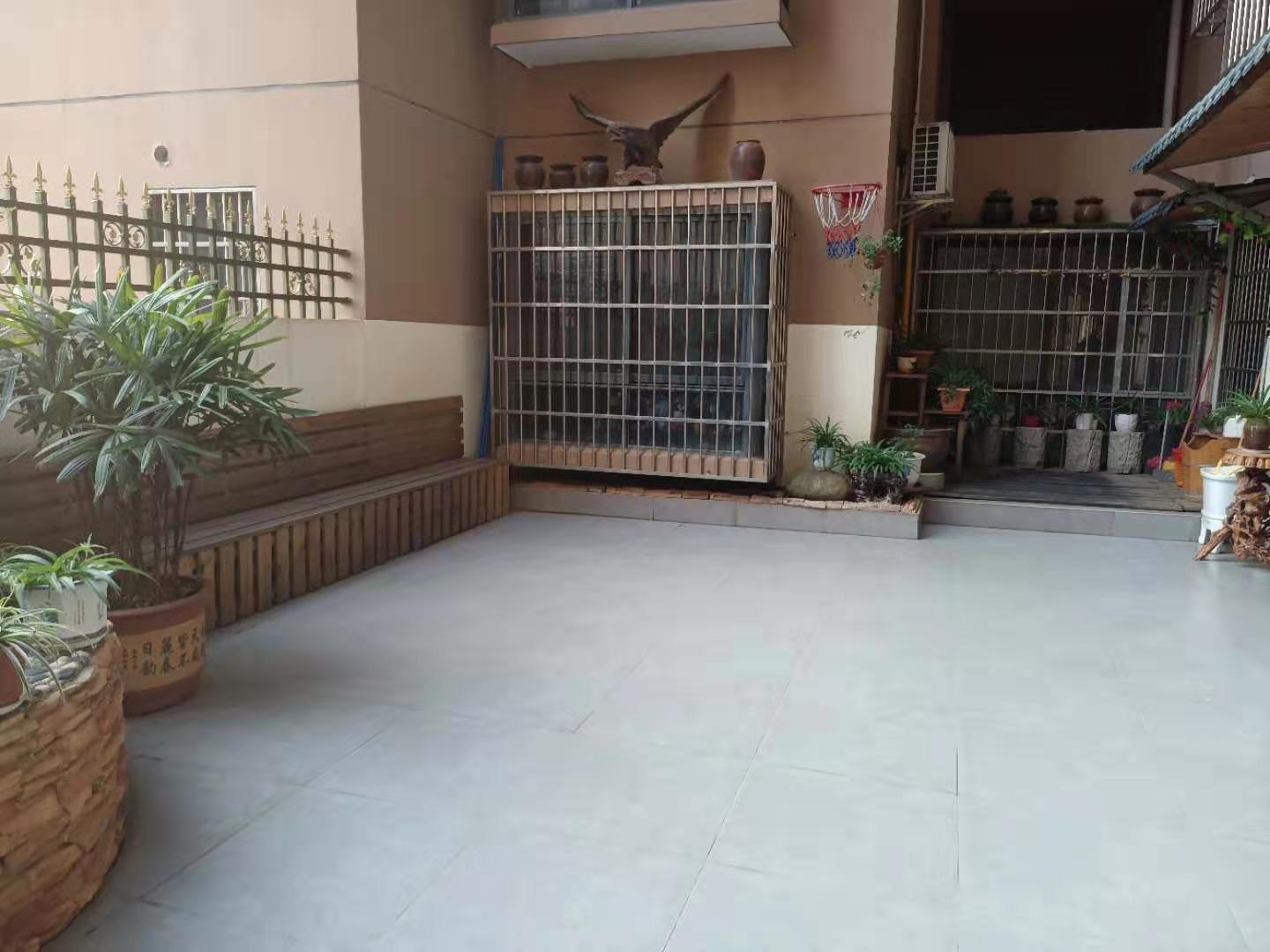 文化园三期 4室2厅3卫 156.0万 文化园三期 4室2厅3卫 156.0万客厅