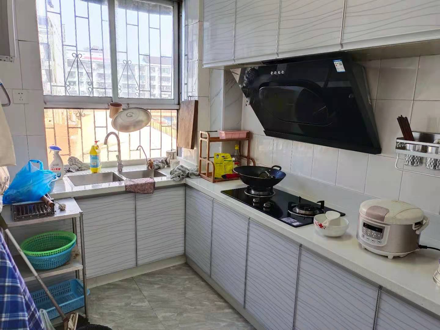 桥北综合楼  3室2厅1卫    48.8万厨房