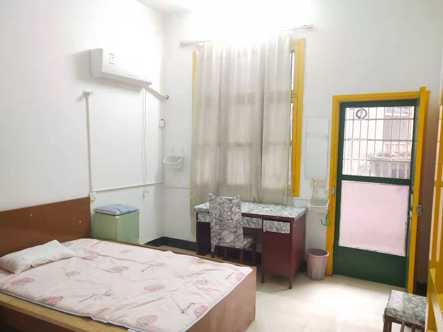 新建巷散盘  3室1厅1卫    1300.0元/月 新建巷散盘  3室1厅1卫    1300.0元/月室内图1