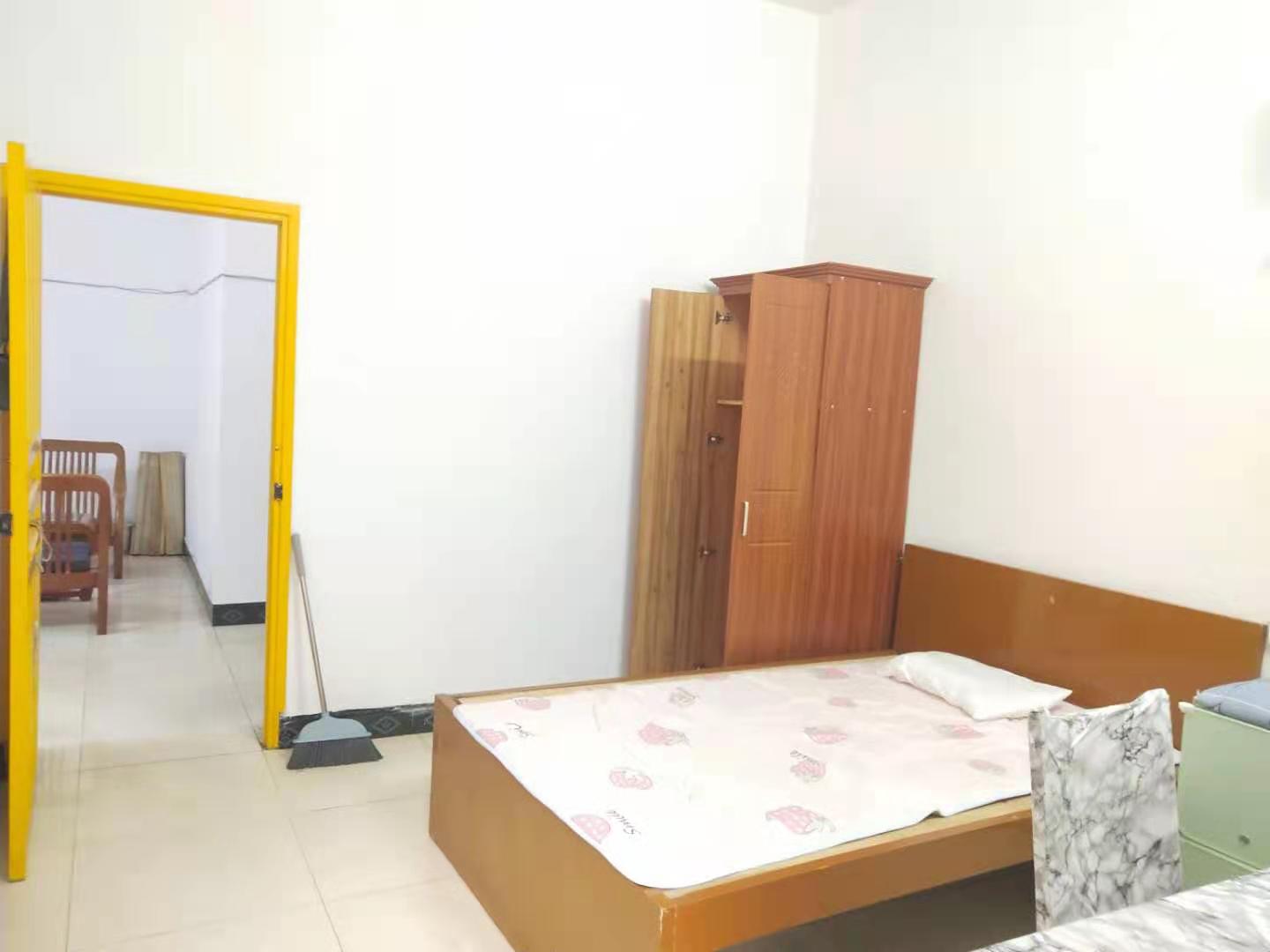 新建巷散盘  3室1厅1卫    1300.0元/月 新建巷散盘  3室1厅1卫    1300.0元/月室内图