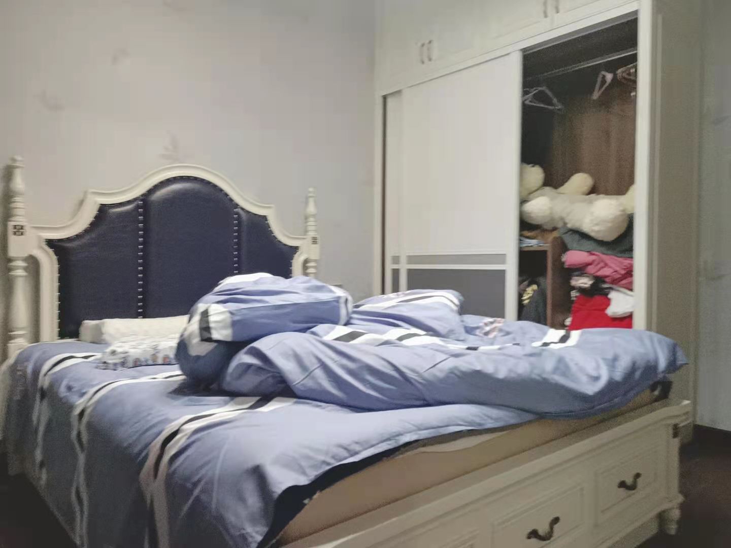 新世界梓山湖  5室3厅3卫    600.0万 新世界梓山湖  5室3厅3卫    600.0万客厅