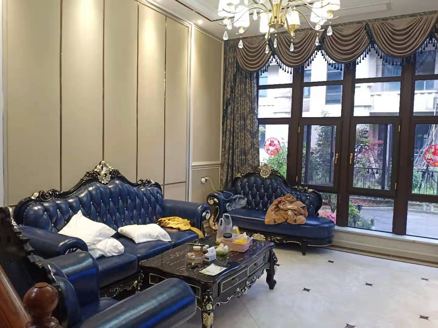 新世界梓山湖  5室3厅3卫    600.0万 新世界梓山湖  5室3厅3卫    600.0万客厅