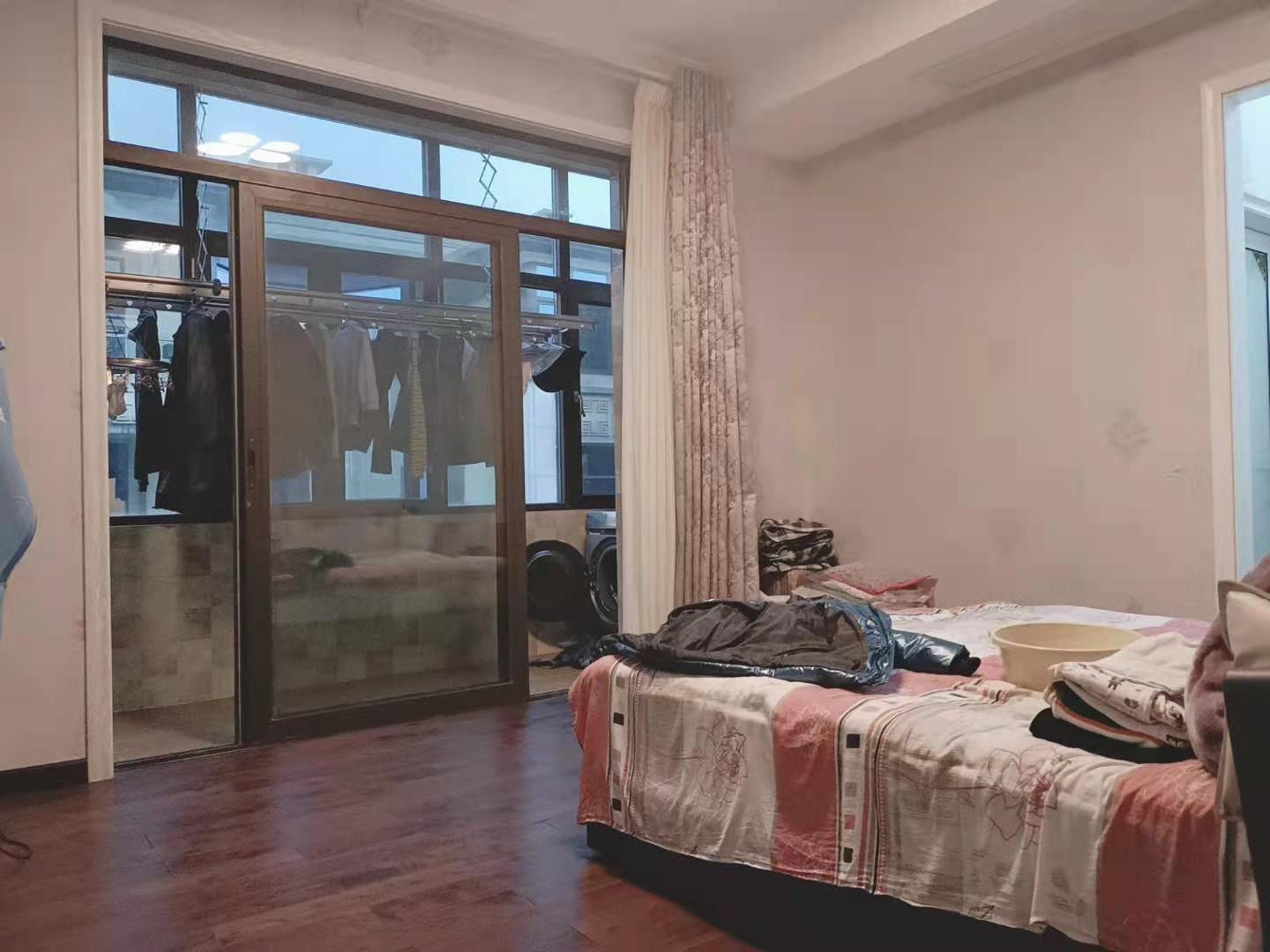 新世界梓山湖  5室3厅3卫    600.0万 新世界梓山湖  5室3厅3卫    600.0万客厅