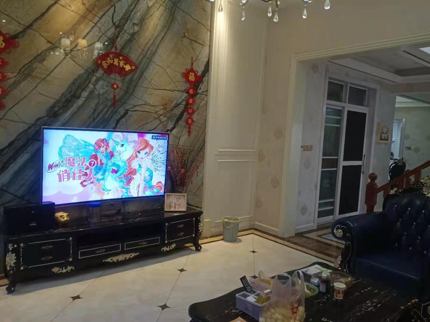 新世界梓山湖  5室3厅3卫    600.0万 新世界梓山湖  5室3厅3卫    600.0万客厅