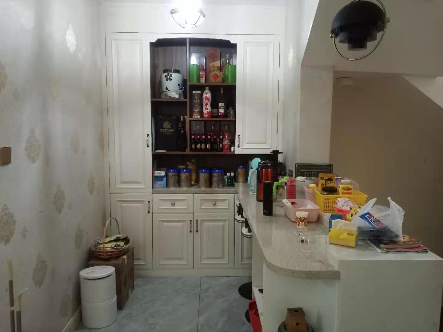 新世界梓山湖  5室3厅3卫    600.0万 新世界梓山湖  5室3厅3卫    600.0万客厅