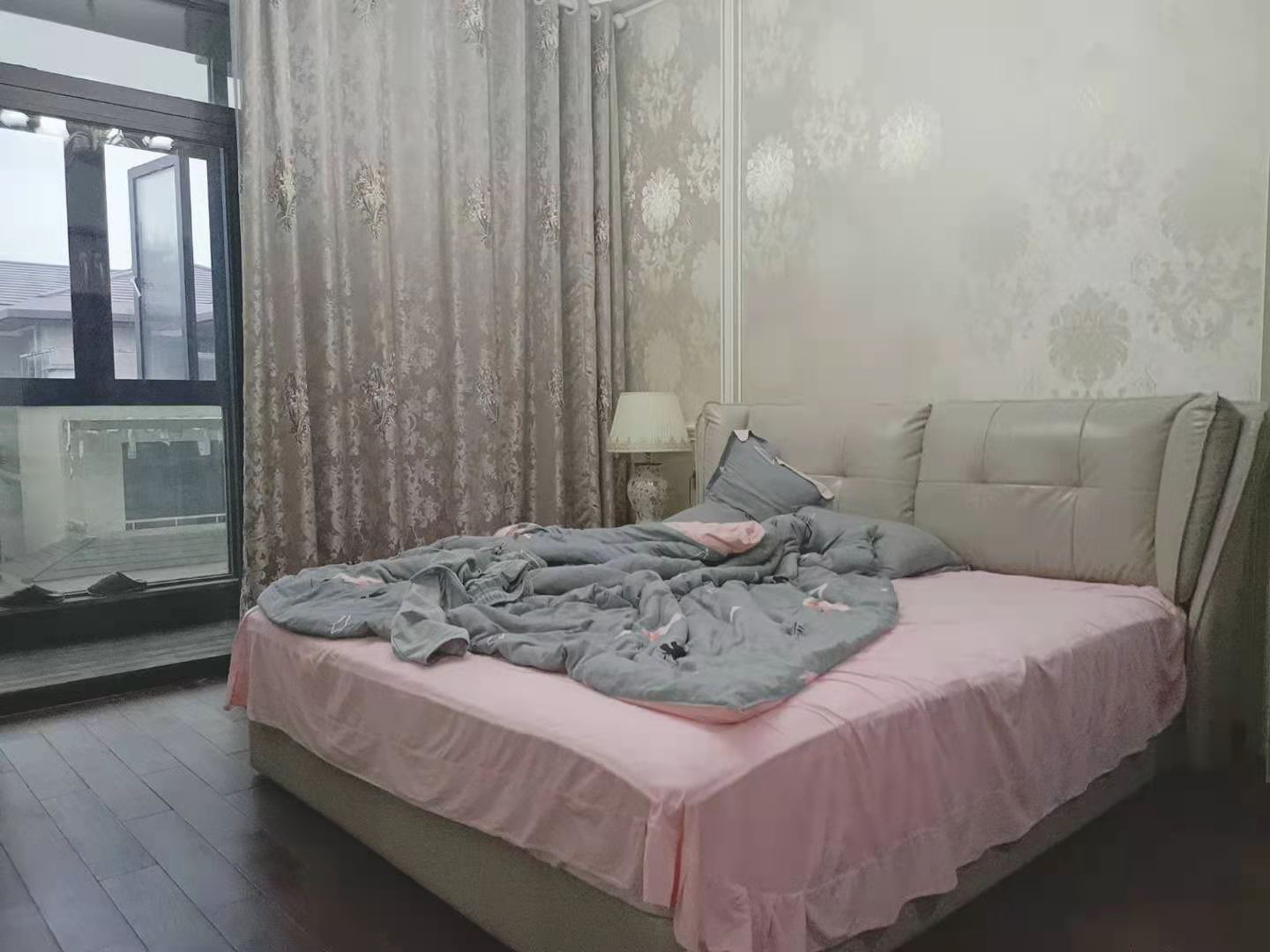 新世界梓山湖  5室3厅3卫    600.0万 新世界梓山湖  5室3厅3卫    600.0万客厅