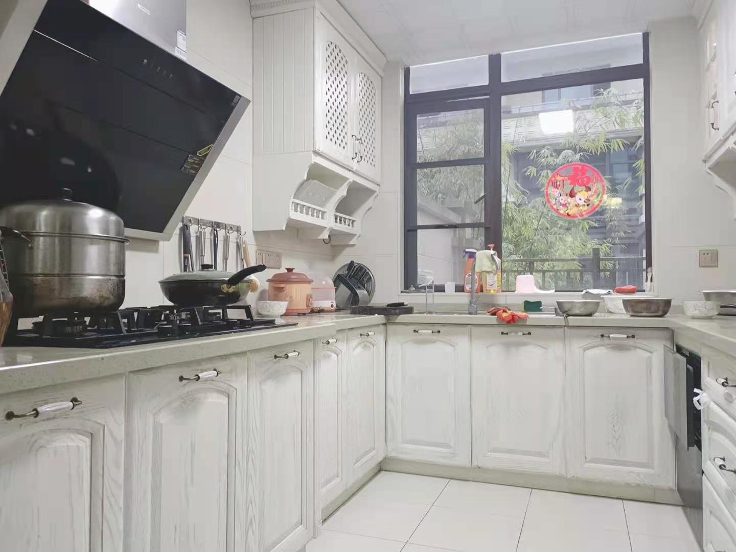 新世界梓山湖  5室3厅3卫    600.0万 新世界梓山湖  5室3厅3卫    600.0万客厅