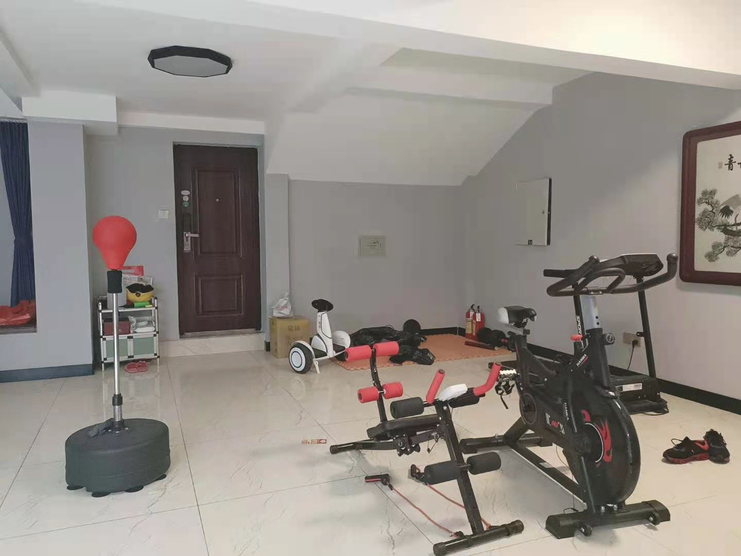 新世界梓山湖  5室3厅3卫    600.0万 新世界梓山湖  5室3厅3卫    600.0万客厅