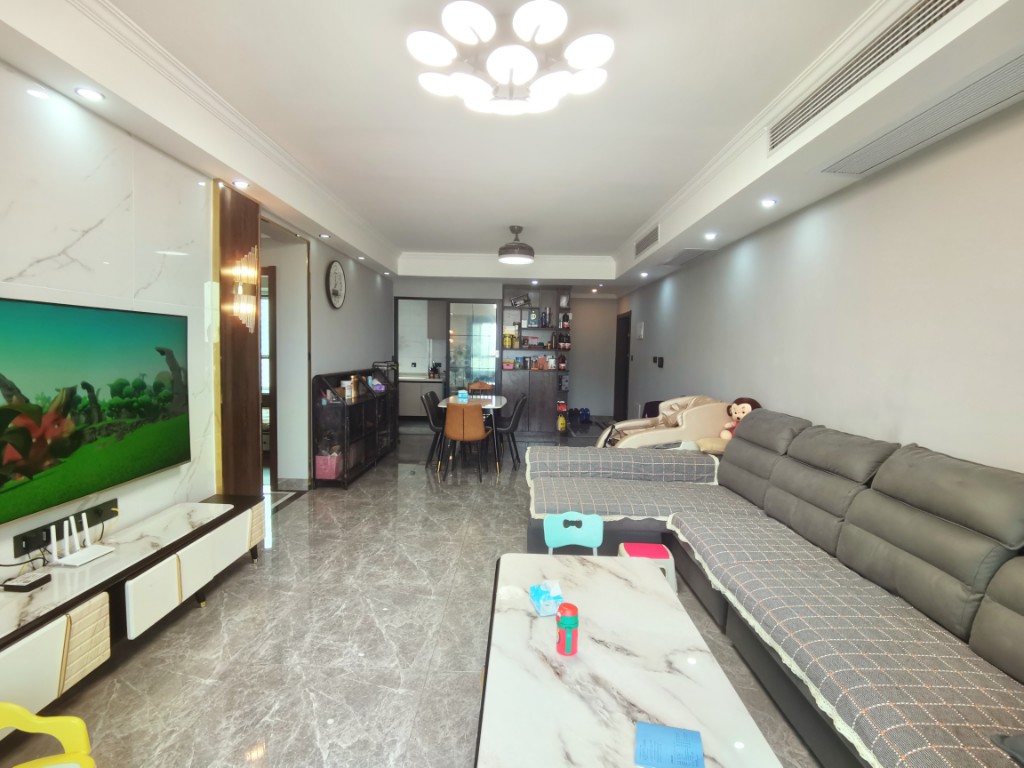 新桂广场  3室2厅2卫    110.0万客厅