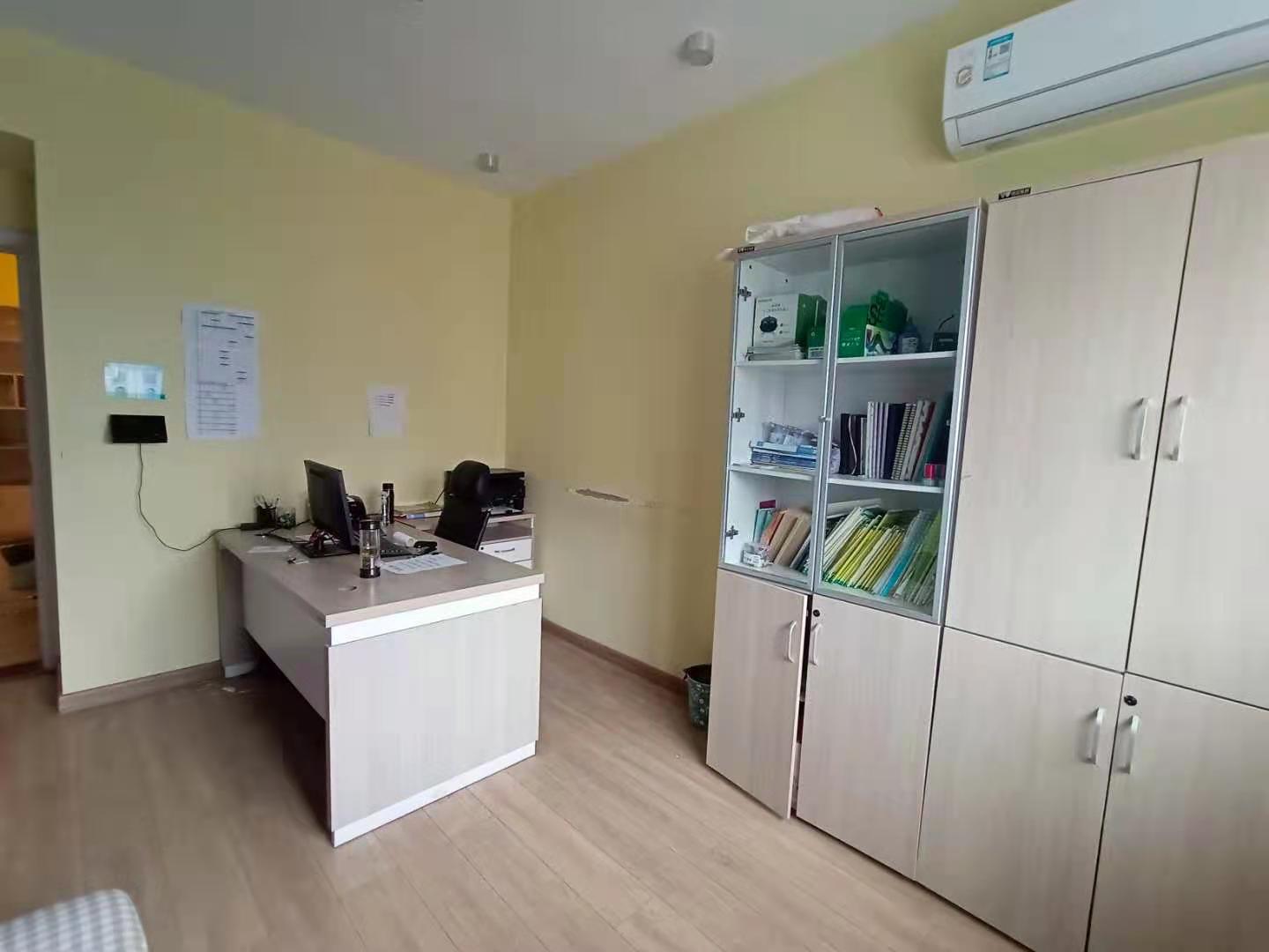 名仕华府 5室2厅1卫 95.0万 名仕华府 5室2厅1卫 95.0万客厅