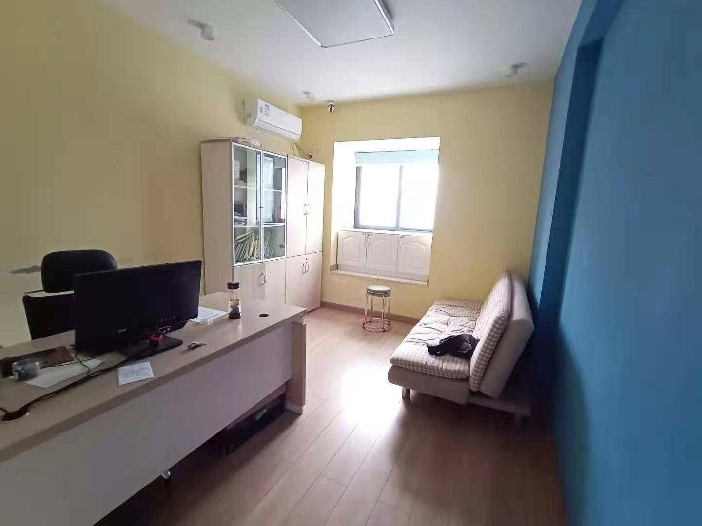 名仕华府 5室2厅1卫 95.0万 名仕华府 5室2厅1卫 95.0万卧室