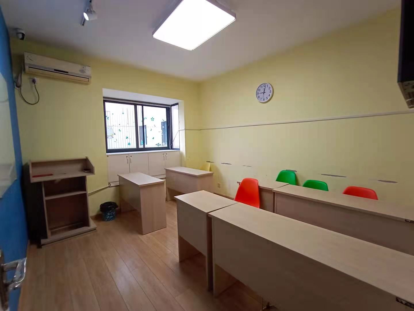 名仕华府 5室2厅1卫 95.0万 名仕华府 5室2厅1卫 95.0万客厅