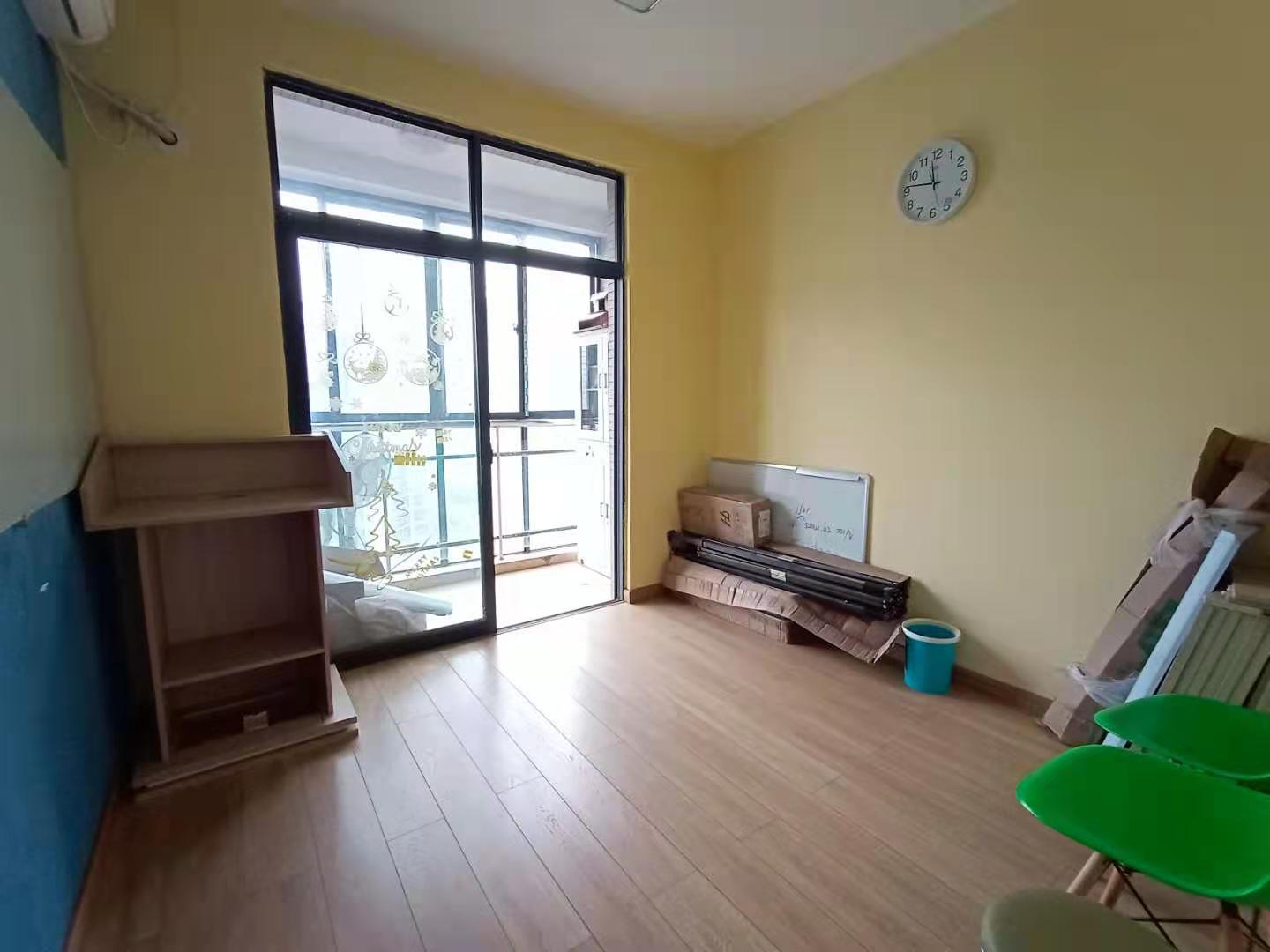 名仕华府 5室2厅1卫 95.0万 名仕华府 5室2厅1卫 95.0万客厅