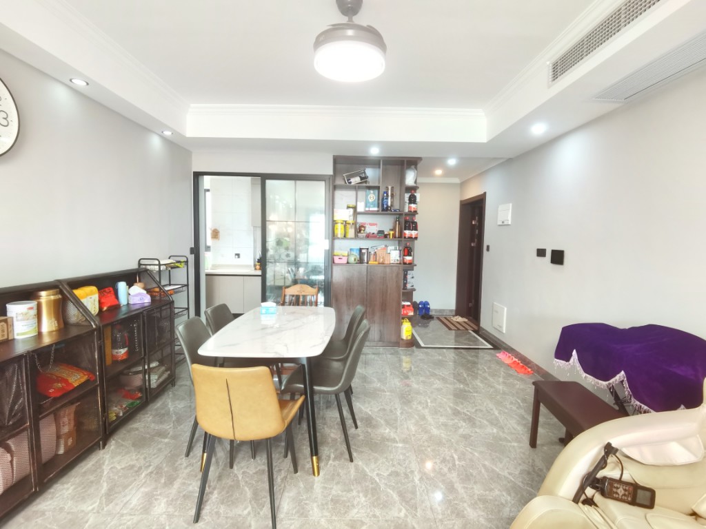 新桂广场 3室2厅2卫 110.0万 新桂广场 3室2厅2卫 110.0万客厅