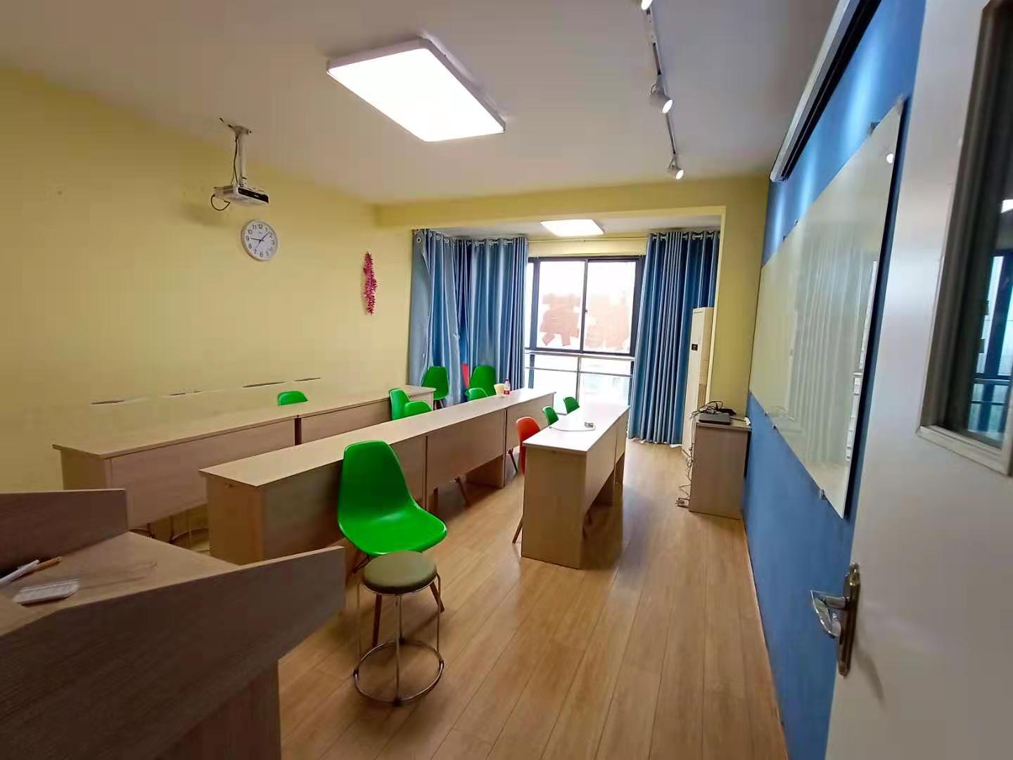 名仕华府 5室2厅1卫 95.0万 名仕华府 5室2厅1卫 95.0万客厅