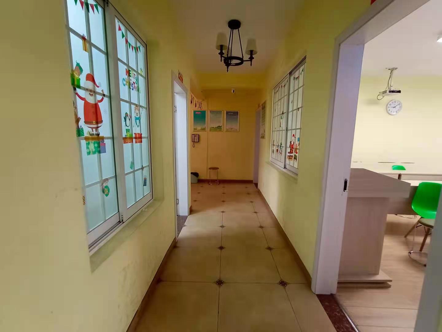 名仕华府 5室2厅1卫 95.0万 名仕华府 5室2厅1卫 95.0万卧室