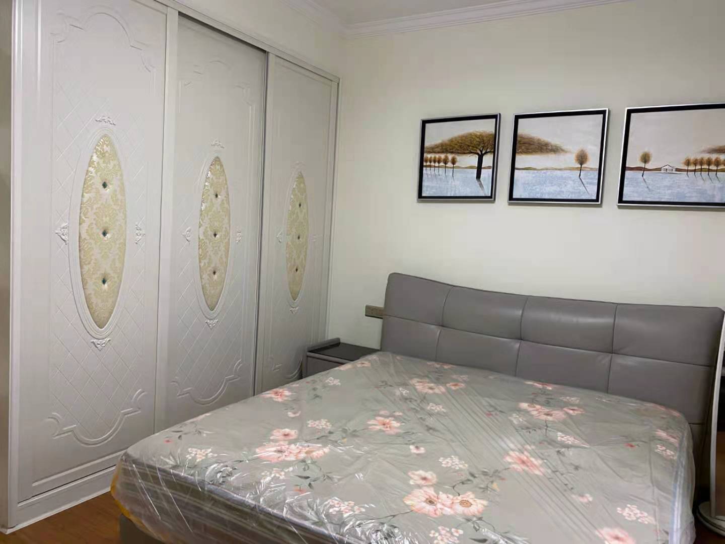 盛世华庭  4室2厅2卫    118.0万 盛世华庭  4室2厅2卫    118.0万卧室