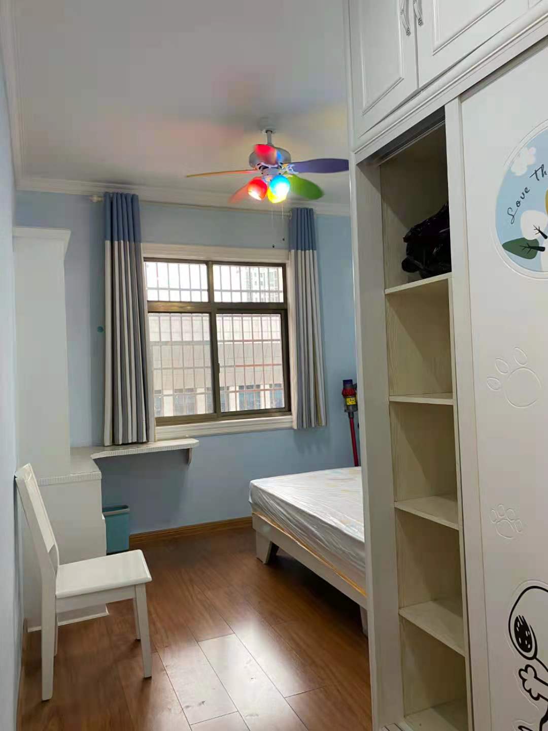 盛世华庭  4室2厅2卫    118.0万 盛世华庭  4室2厅2卫    118.0万卧室