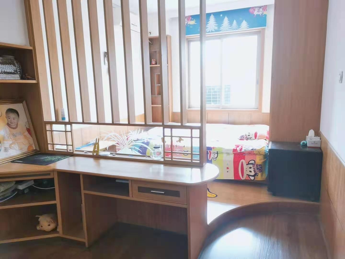 梓山苑小区  4室2厅2卫   70.00万卫生间