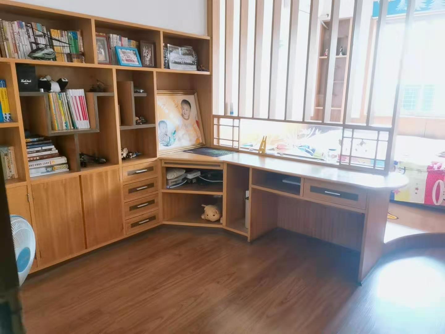梓山苑小区  4室2厅2卫   70.00万卫生间
