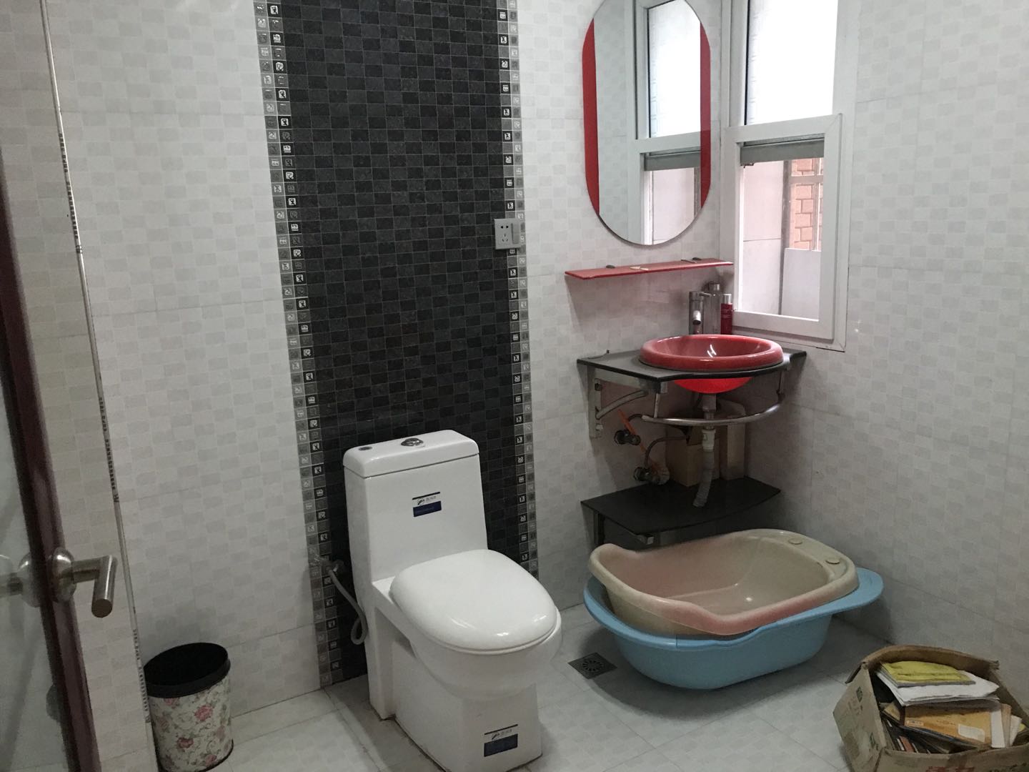 湘中园  4室2厅2卫    69.8万 湘中园  4室2厅2卫    69.8万卫生间