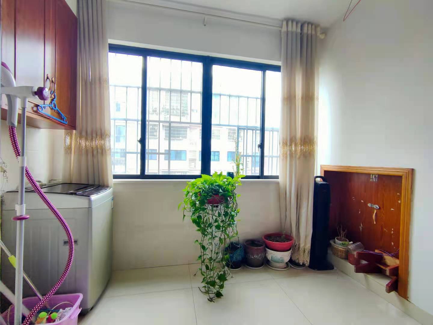 荷塘嘉苑 3室2厅1卫 2000.0元/月 荷塘嘉苑 3室2厅1卫 2000.0元/月室内图