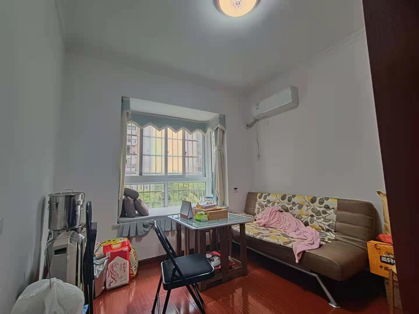 学府花园(文苑瑞景) 3室2厅2卫 98.0万 学府花园(文苑瑞景) 3室2厅2卫 98.0万客厅