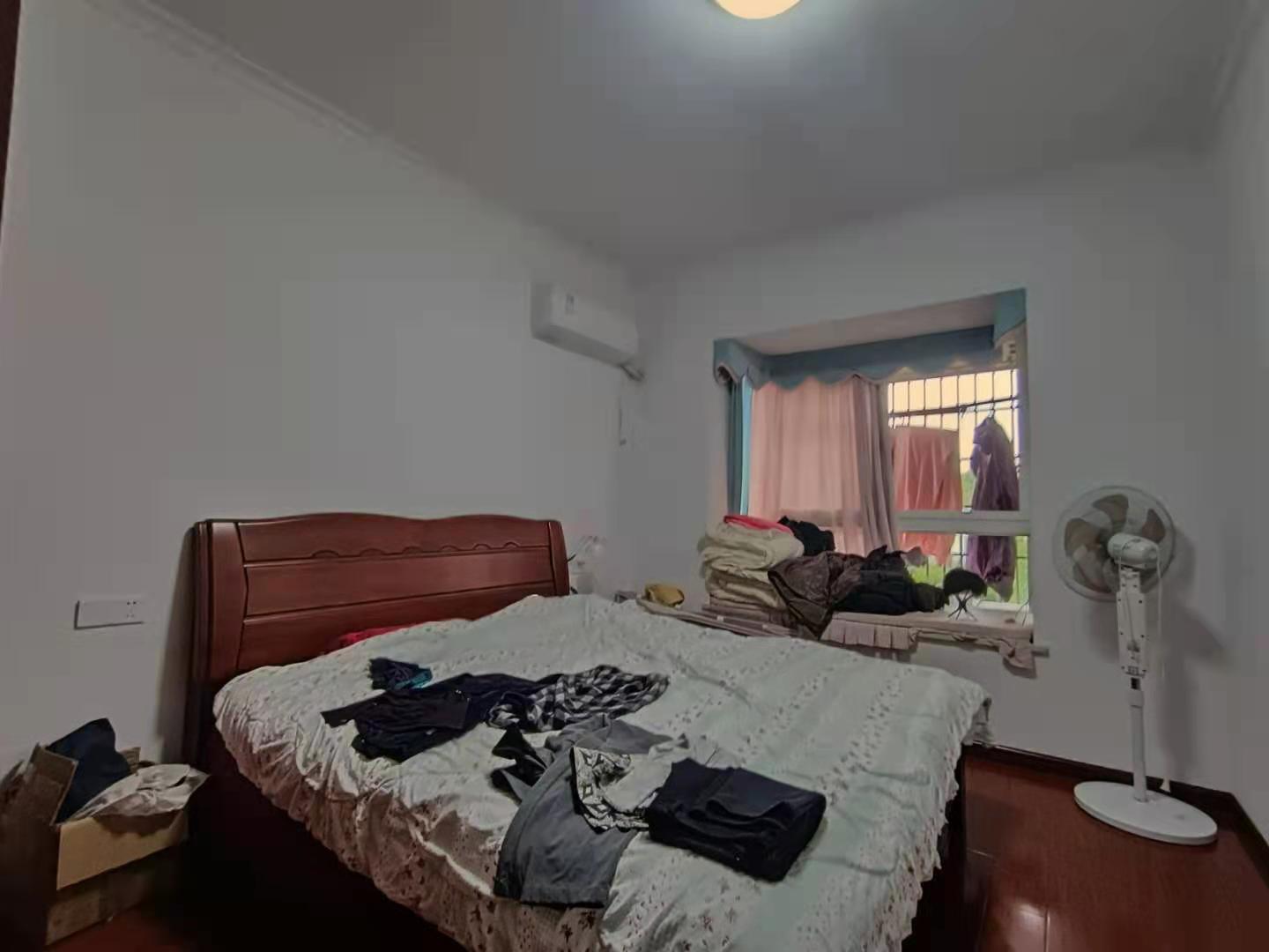 学府花园(文苑瑞景) 3室2厅2卫 98.0万 学府花园(文苑瑞景) 3室2厅2卫 98.0万卧室