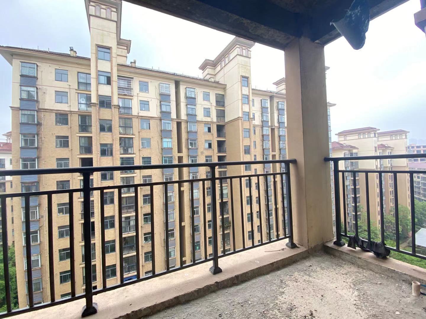 东方新城  2室2厅1卫    60.0万阳台