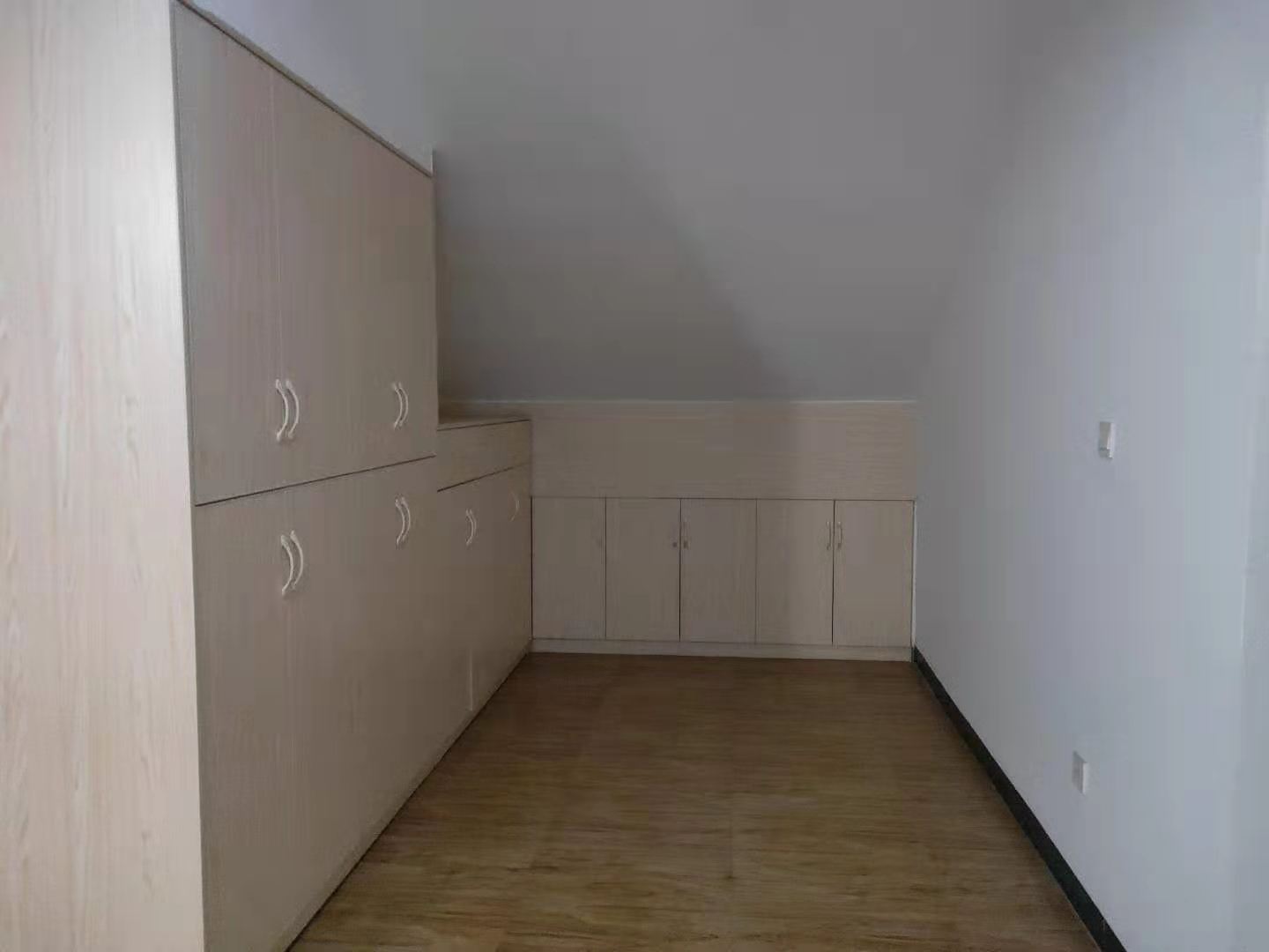 吉泰丽园 5室2厅2卫 3500.0元/月 吉泰丽园 5室2厅2卫 3500.0元/月室内图