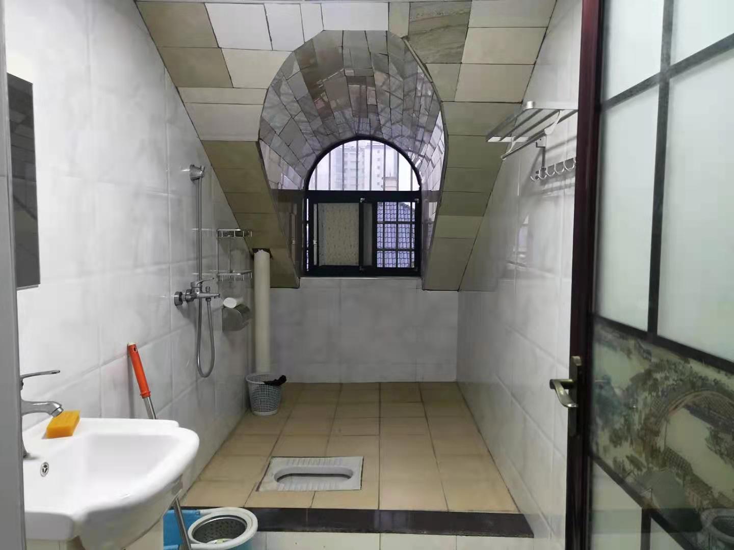 吉泰丽园 5室2厅2卫 3500.0元/月 吉泰丽园 5室2厅2卫 3500.0元/月室内图