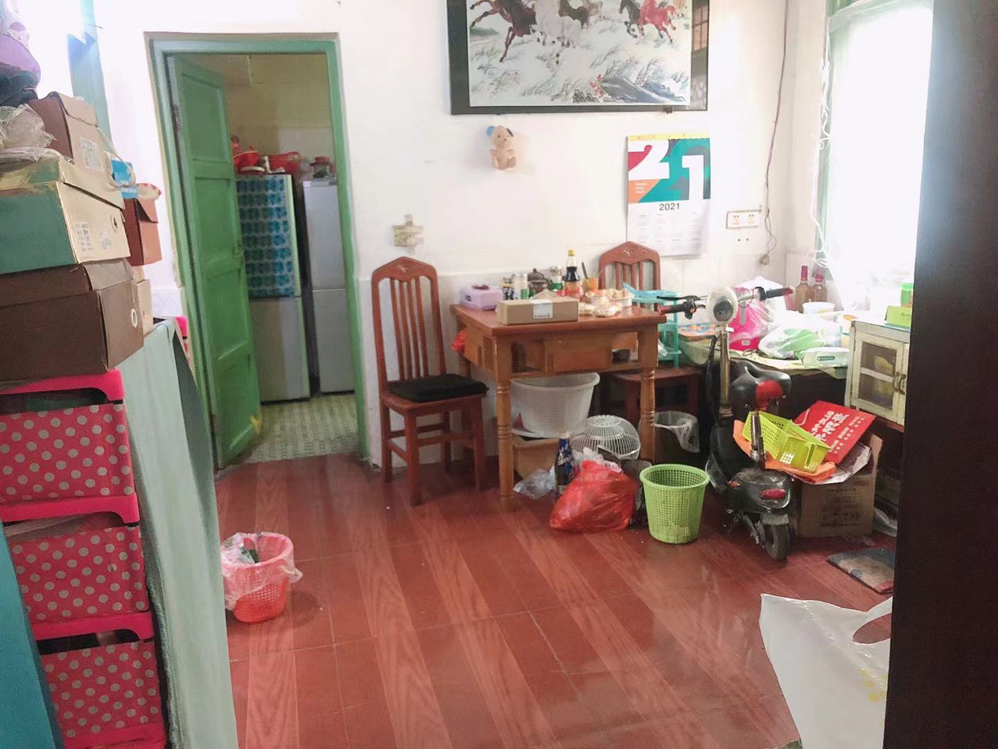 老市政府家属楼(机关三院) 2室1厅1卫 28.8万 老市政府家属楼(机关三院) 2室1厅1卫 28.8万客厅